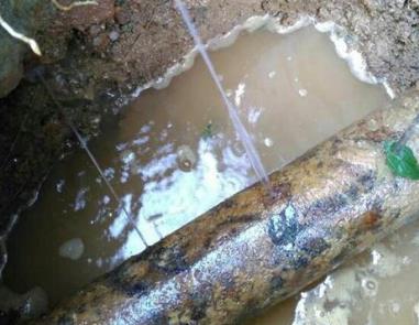 阳高楼顶渗水维修公司分享下地暖漏水的原因及检测方法。